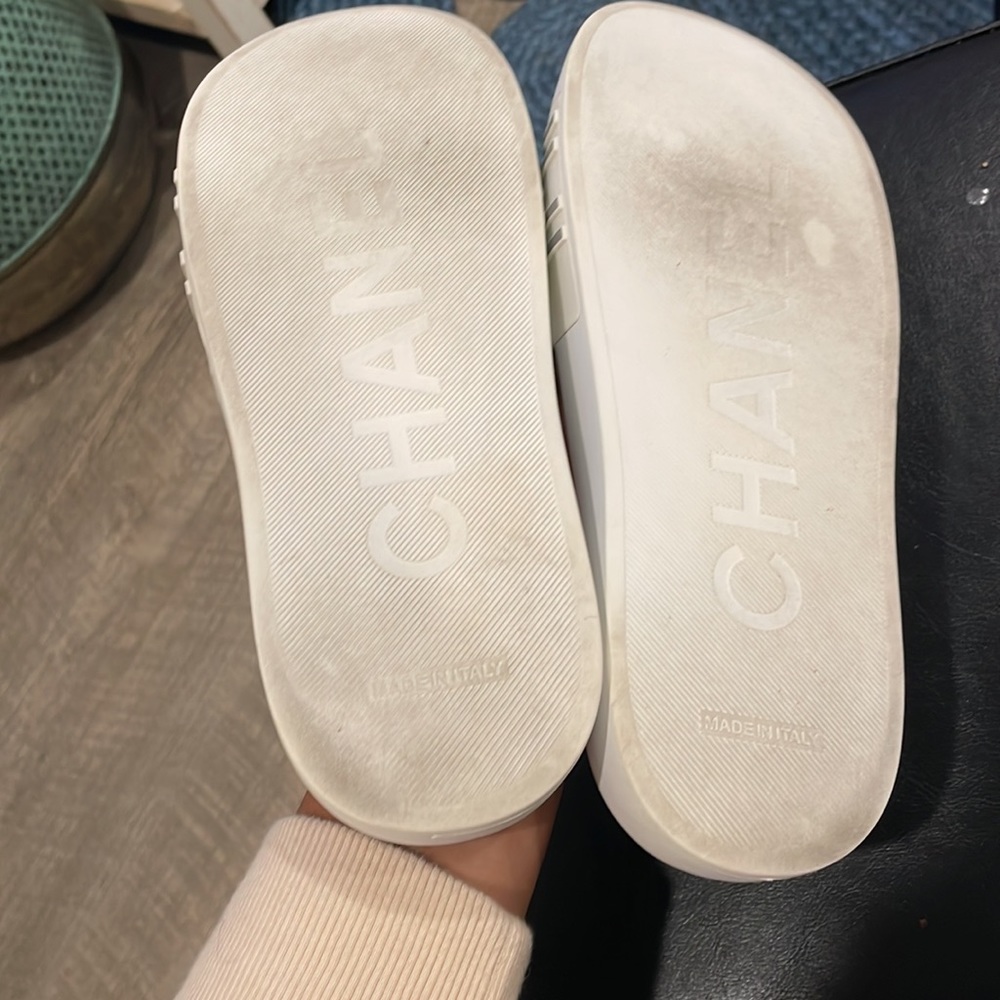 āSOLDāRetail $1000 Authentic CHANEL CC White Silver Pool slides - Picture 5 of 7
